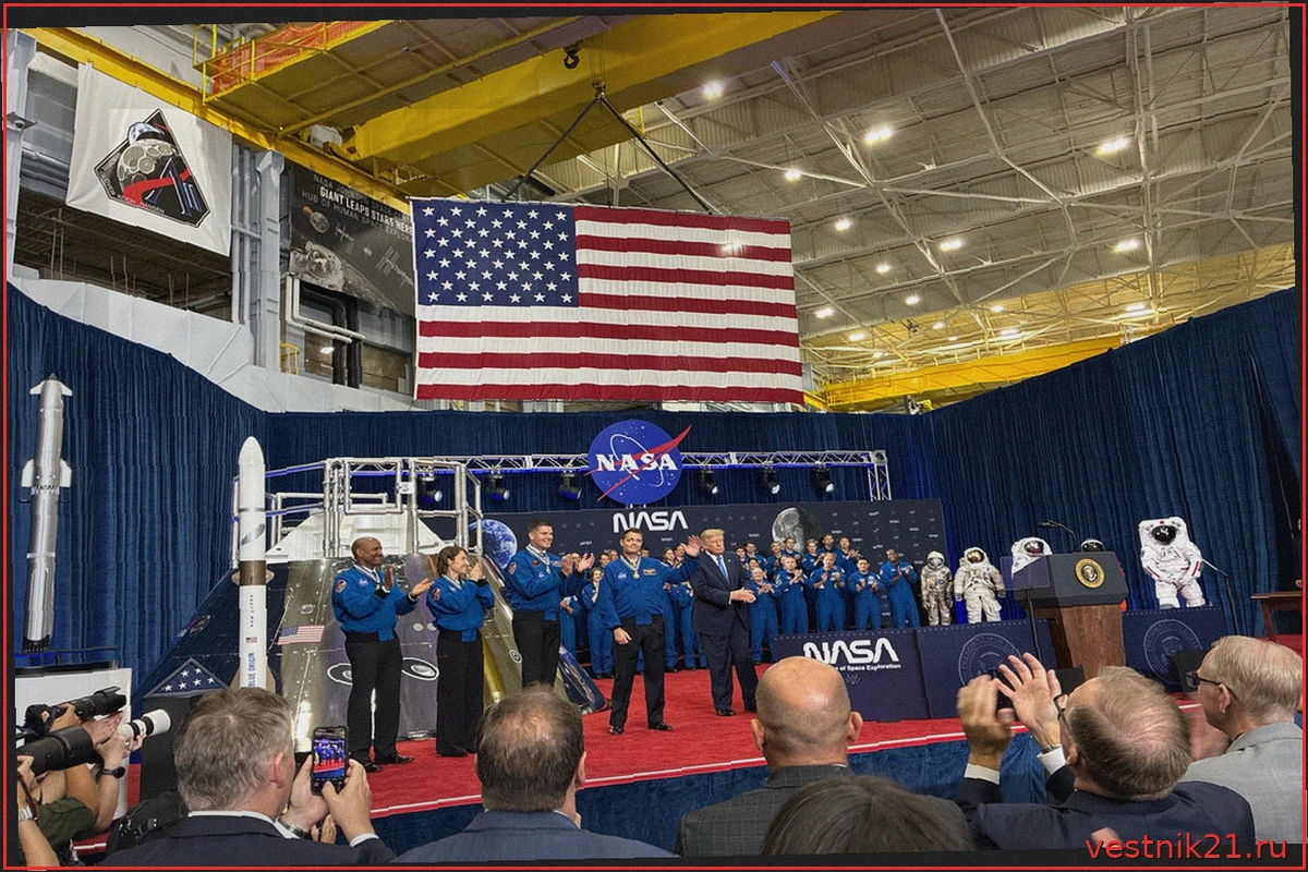 Президент наградил экипаж Artemis II высшей космической наградой США